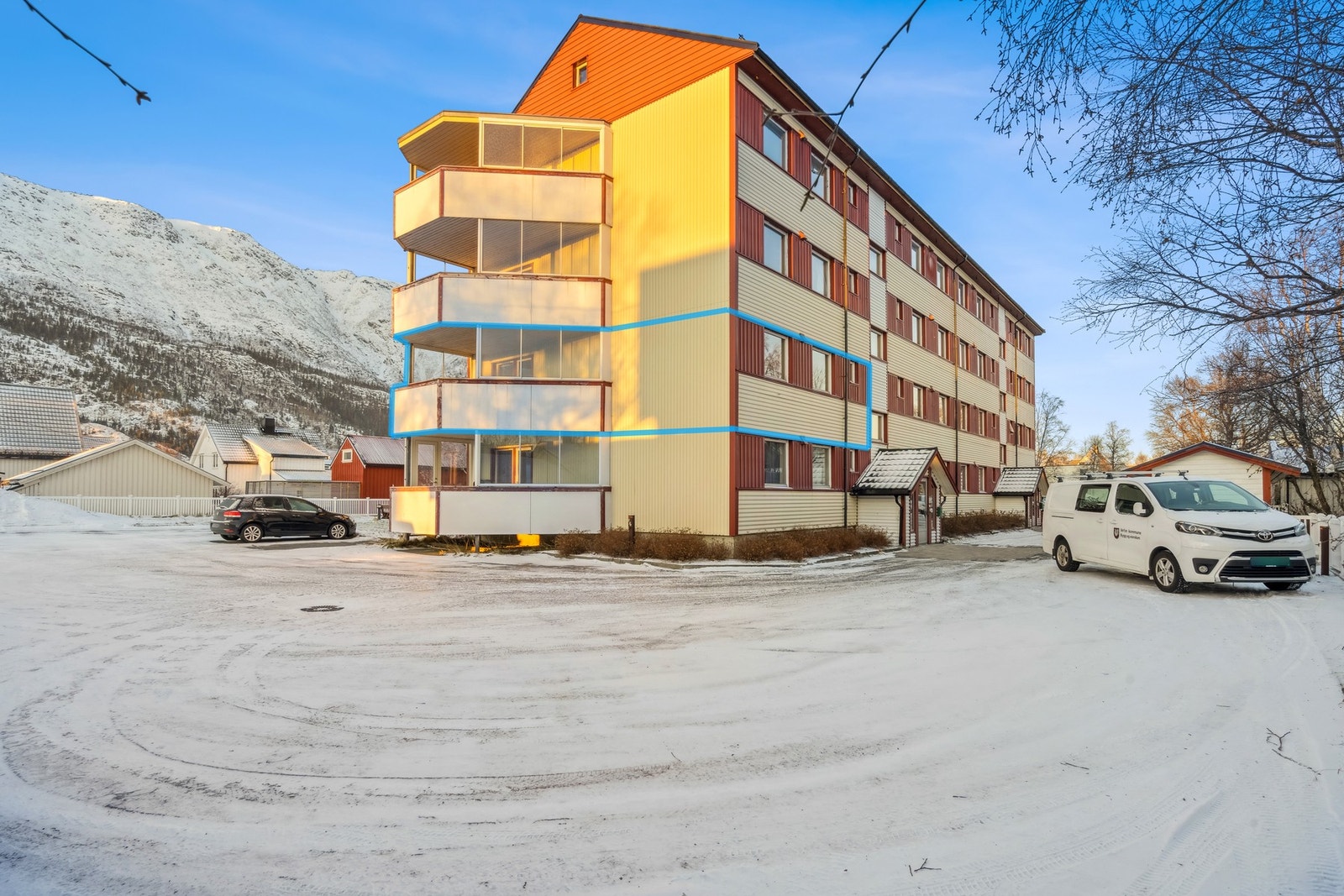 Parkering skjer på felles oppstillingsplass på borettslagets tomt. Galleribilde