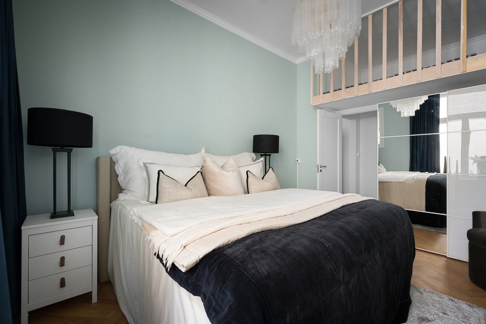 Rommet er innredet med en romslig skyvedørsgarderobe som gir gode oppbevaringsmuligheter Galleribilde