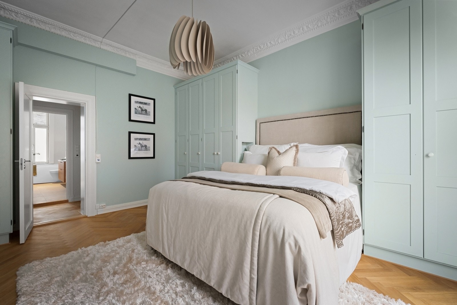 Rommet har rikelig med garderobeskap, noe som gir svært gode oppbevaringsmuligheter Galleribilde