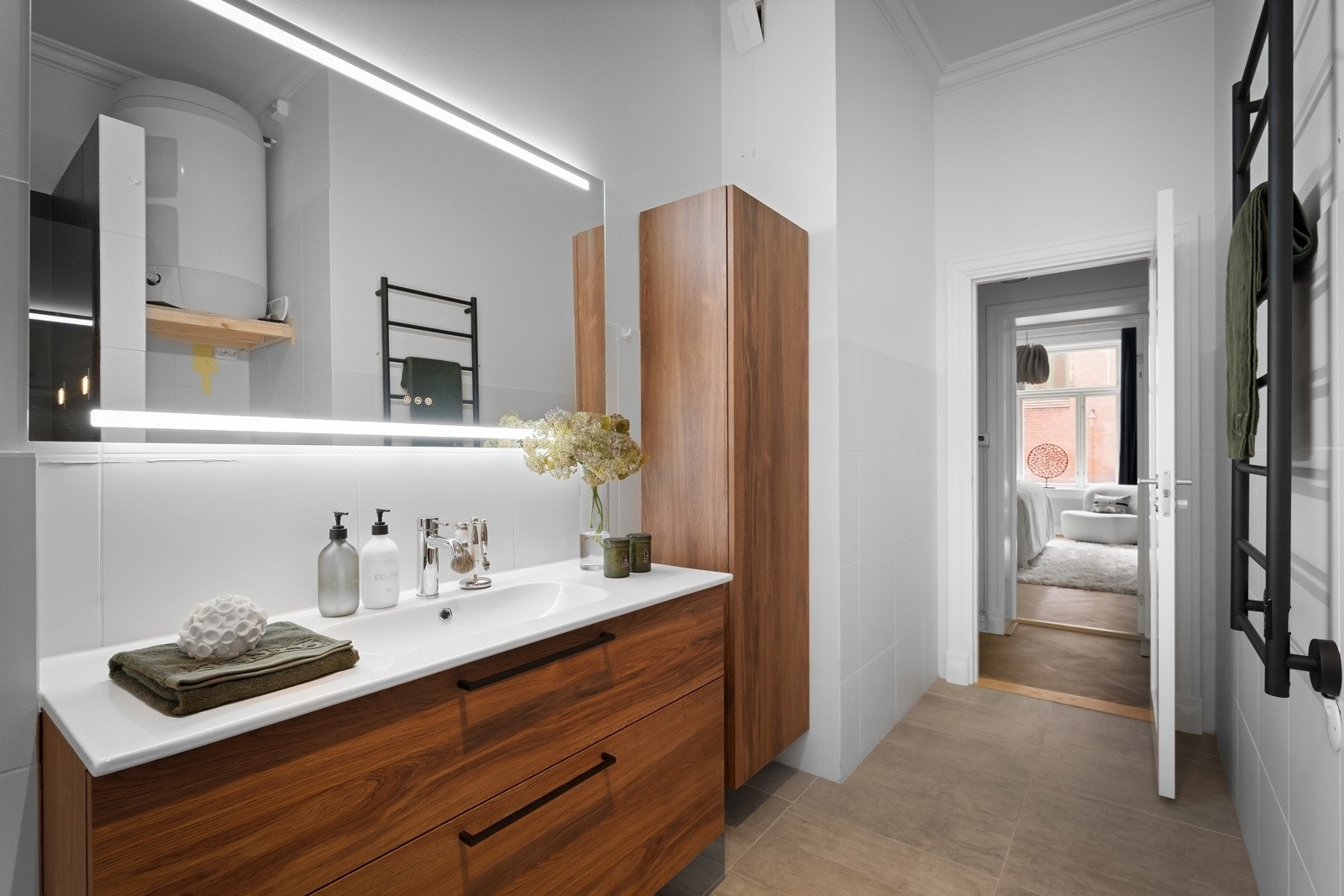 nnredningen inkluderer vegghengt toalett, servant med skap, håndklestativ med varme, samt opplegg for vaskemaskin og tørketrommel Galleribilde