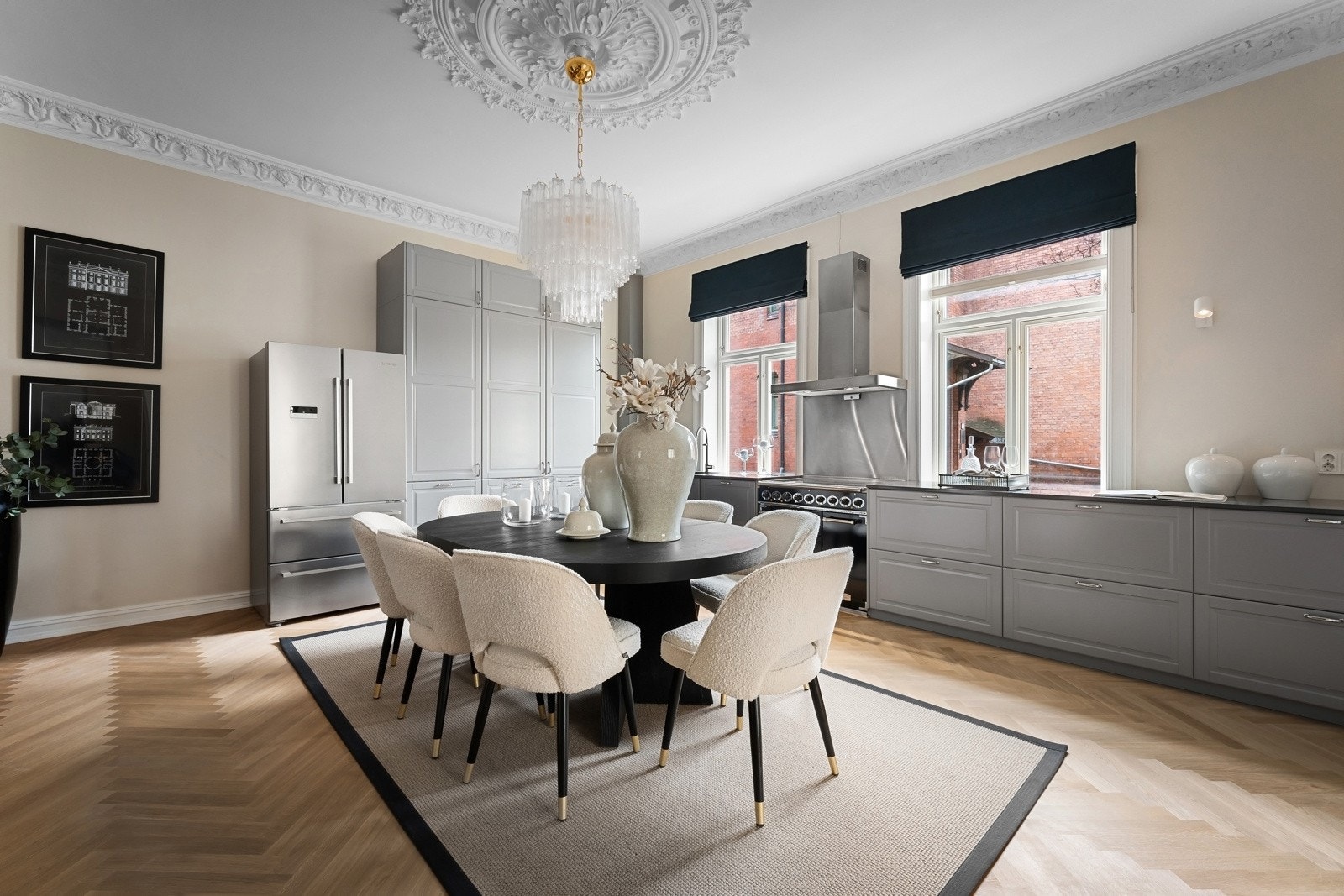 Rommet er både lyst og romslig, med vinduer som gir mye naturlig belysning Galleribilde