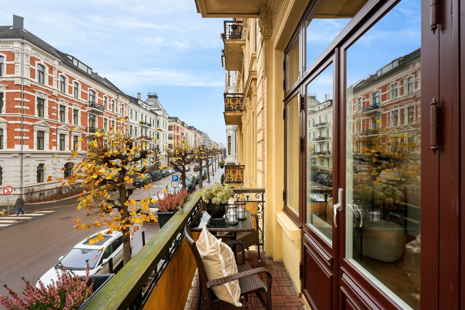 Fra stuen er det utgang til en sjarmerende balkong med hyggelig utsyn Galleribilde