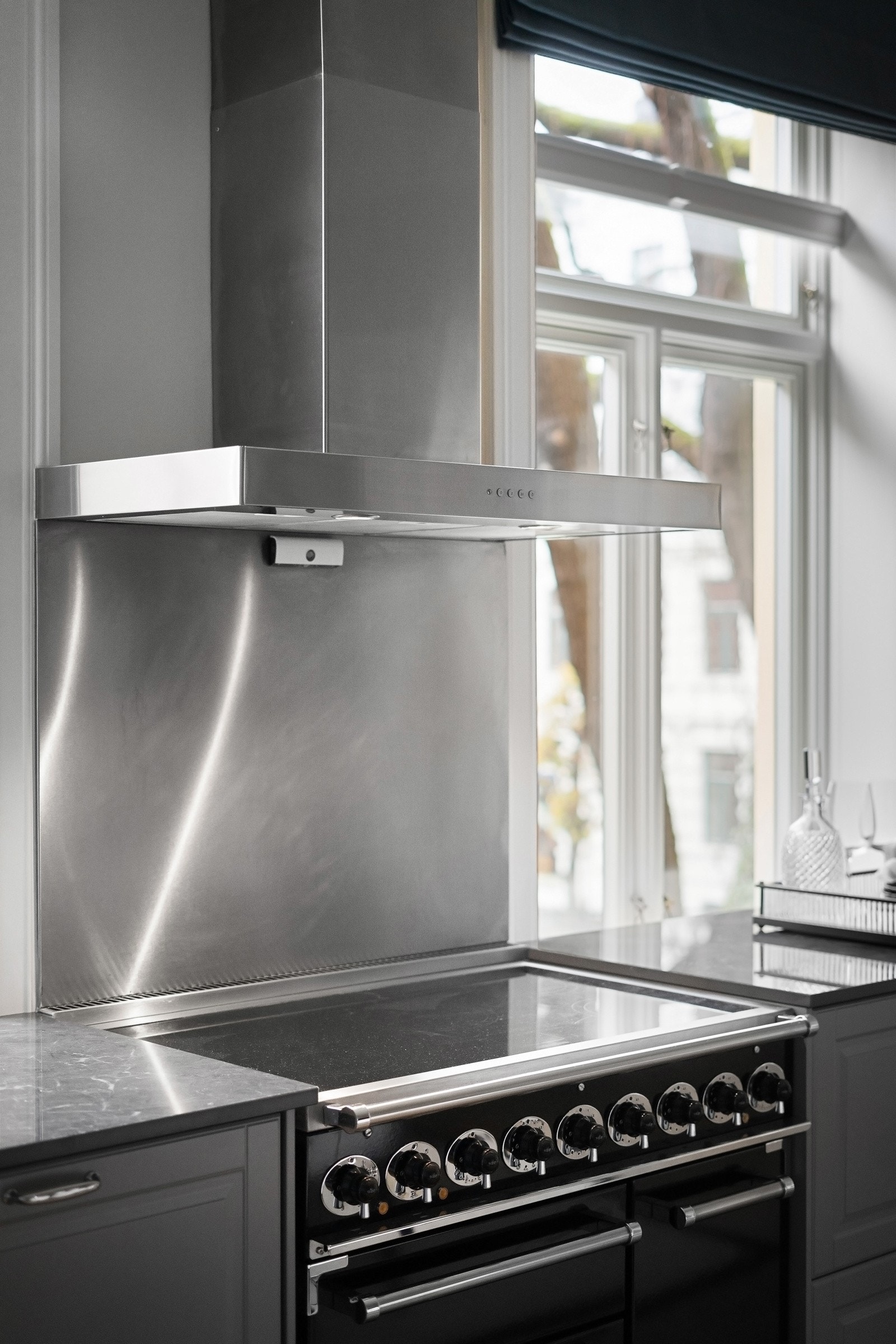 Kjøkkenet er utstyrt med en eksklusiv Falcon Range cookers ovn Galleribilde