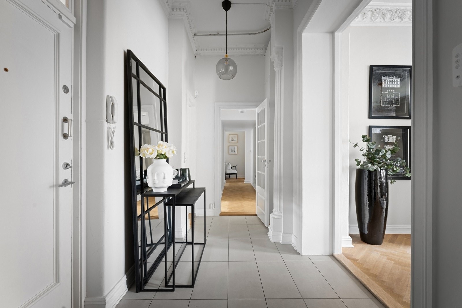 Entréen gir et godt førsteinntrykk av leiligheten, med klassiske detaljer som harmonerer med boligens stil Galleribilde