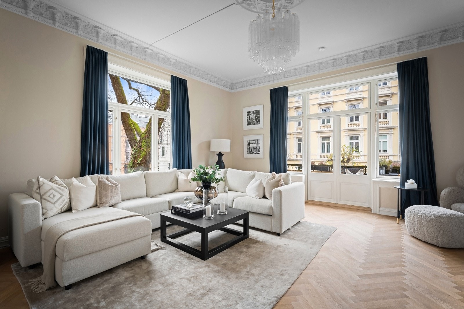 Stuen i denne leiligheten fremstår som et elegant og innbydende samlingspunkt Galleribilde