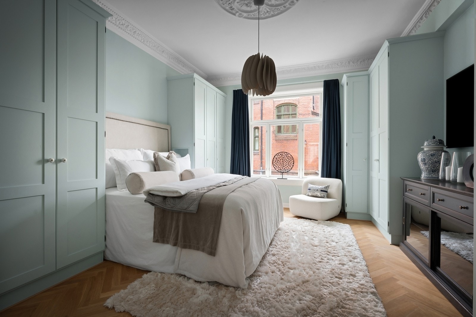 Hovedsoverommet er romslig og innbydende, innredet i lyse, behagelige farger som skaper en rolig atmosfære Galleribilde