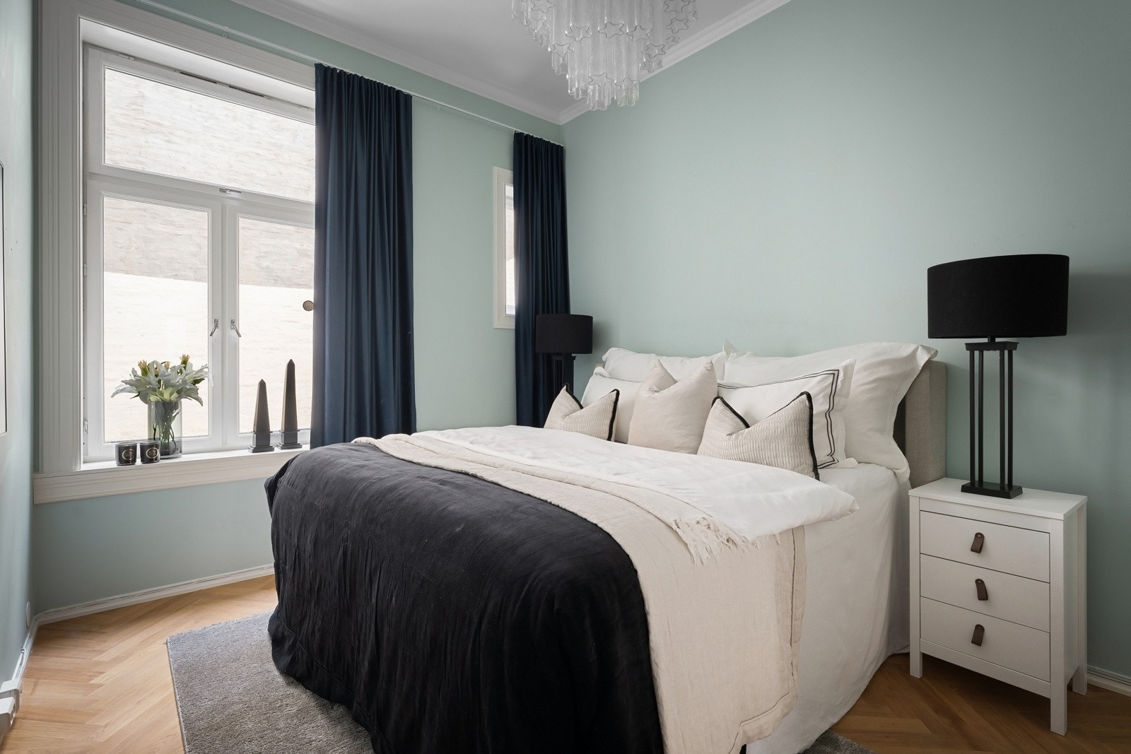 Soverom nummer to er lyst og sjarmerende, med en praktisk hems som gir ekstra sove- eller oppbevaringsplass Galleribilde