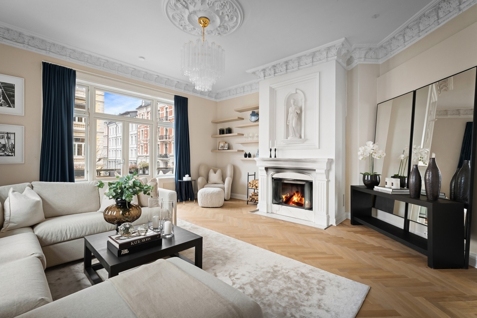 Stuen har en imponerende takhøyde på 3,18 meter og flotte detaljer som stukkatur og rosett Galleribilde