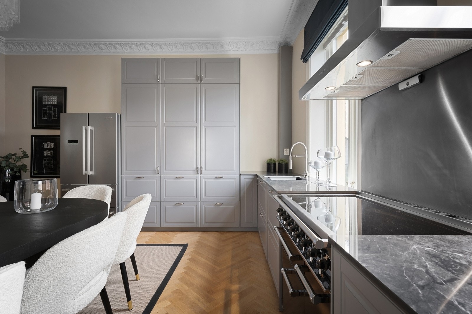 Kjøkkenet er utstyrt med integrert oppvaskmaskin, samt frittstående komfyr og kjøleskap Galleribilde