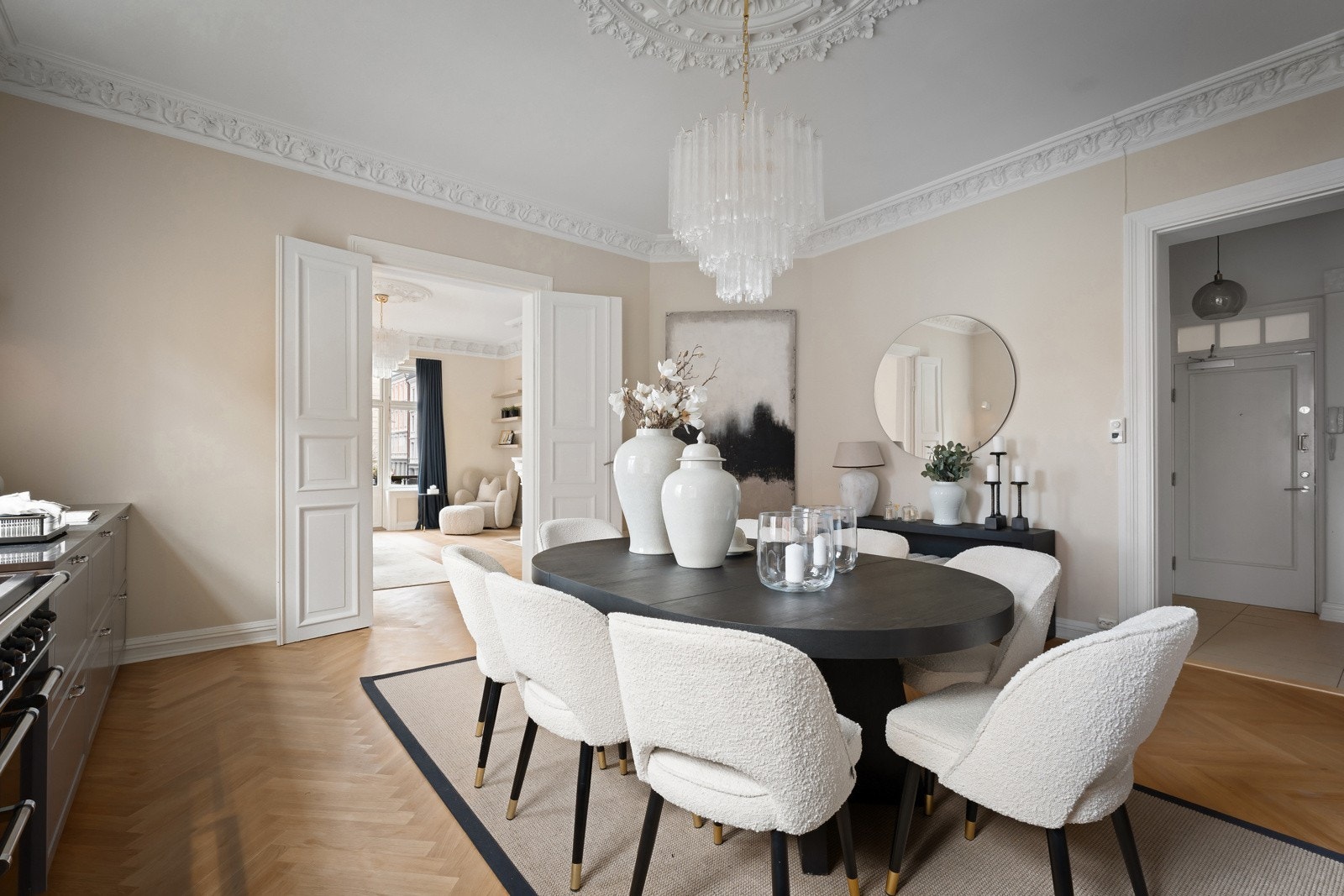 Rommet har plass til et stort spisebord med plass til mange gjester, og fungerer som boligens naturlige midtpunkt Galleribilde