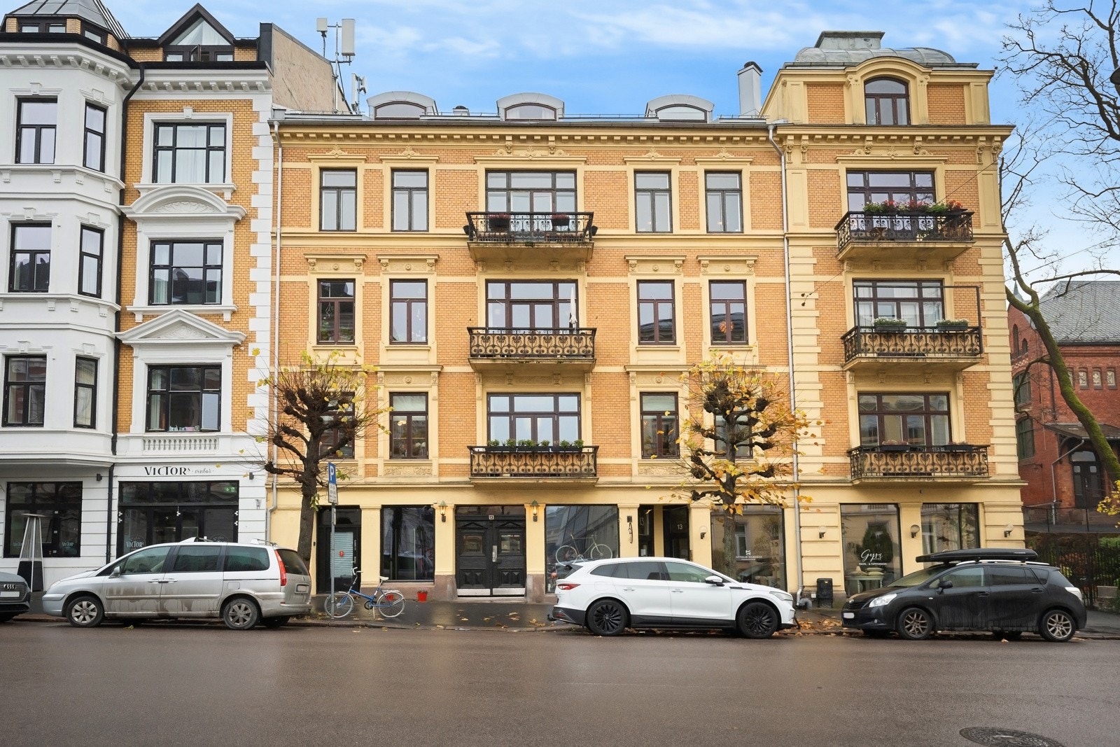 Bebyggelsen preges av store byvillaer og elegante bygårder fra 1800-tallet, og området huser i dag mange ambassader og ambassaderesidenser Galleribilde