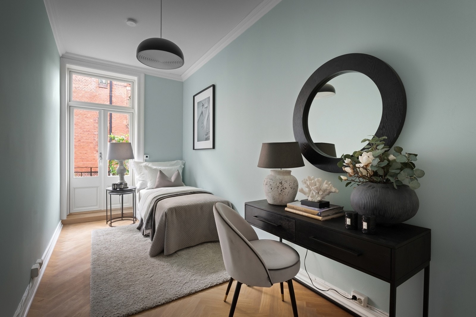 Soverom nummer tre er allsidig og kan tilpasses ulike behov, enten som et barnerom, gjesterom eller et praktisk hjemmekontor Galleribilde