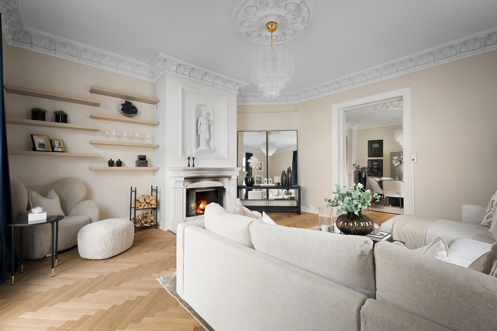 I 2024 ble overflatene i leiligheten oppgradert. Det er lagt ny fiskebeinsparkett med varmefolie og flatene er nymalt Galleribilde