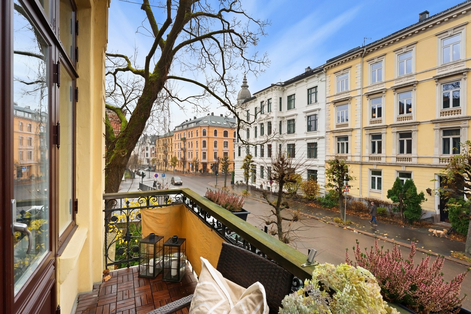 Balkongen tilfører leiligheten et ekstra utendørsrom som blir en forlengelse av stuen på varme sommerdager Galleribilde