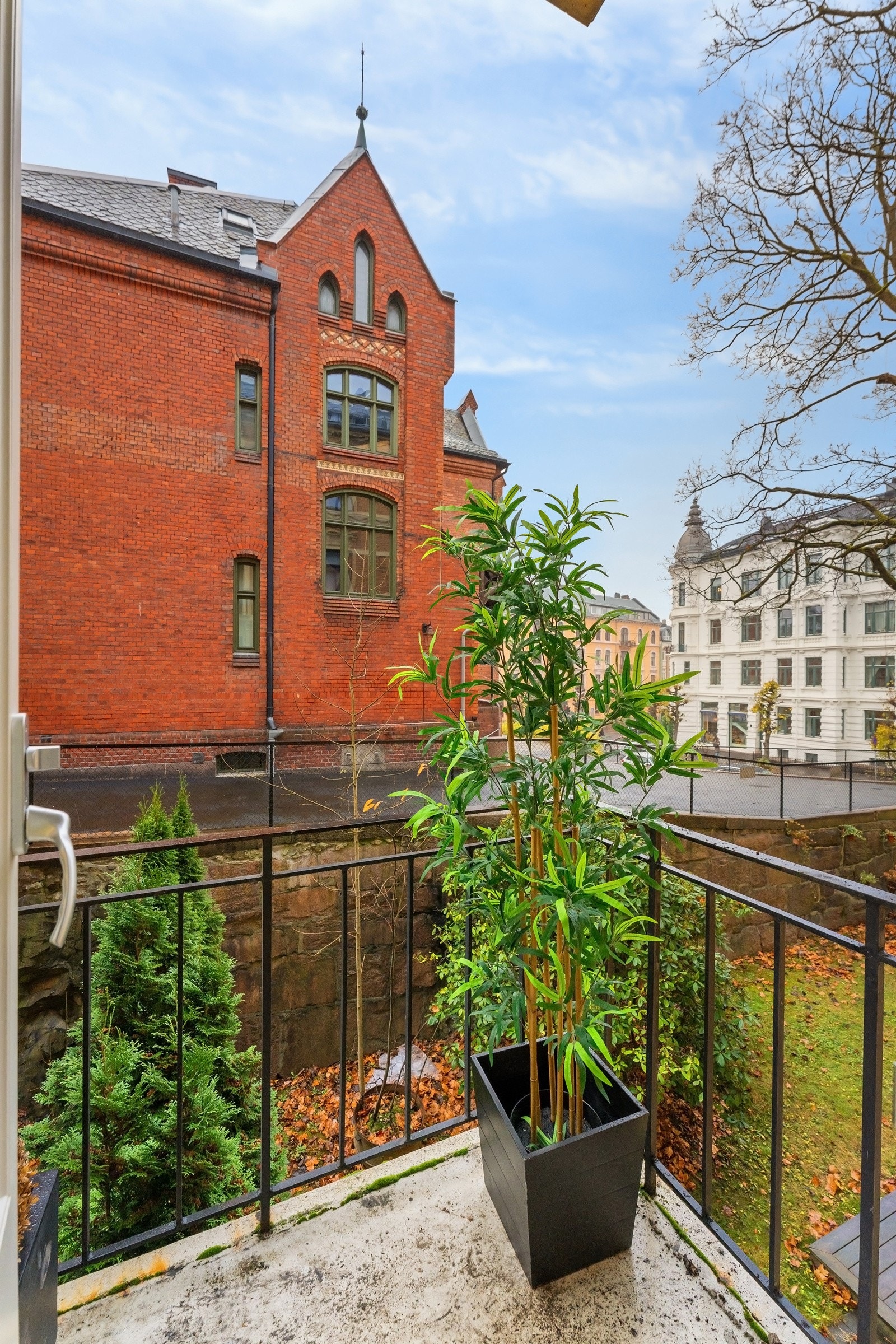 Rommet har egen utgang til en balkong som vender ut mot bakgården og de pent opparbeidede fellesarealene Galleribilde