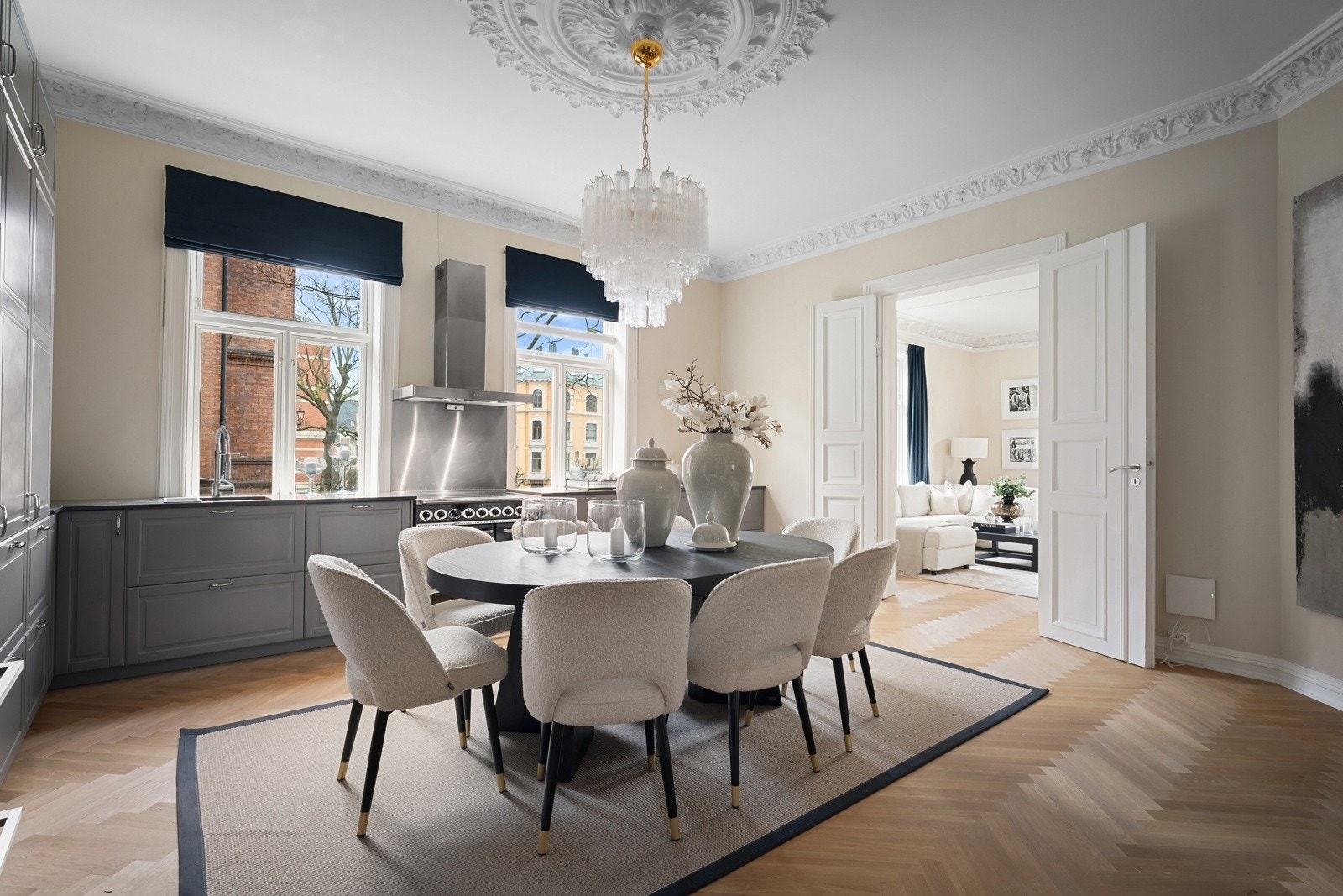 Takets stukatur og rosett setter et klassisk preg Galleribilde