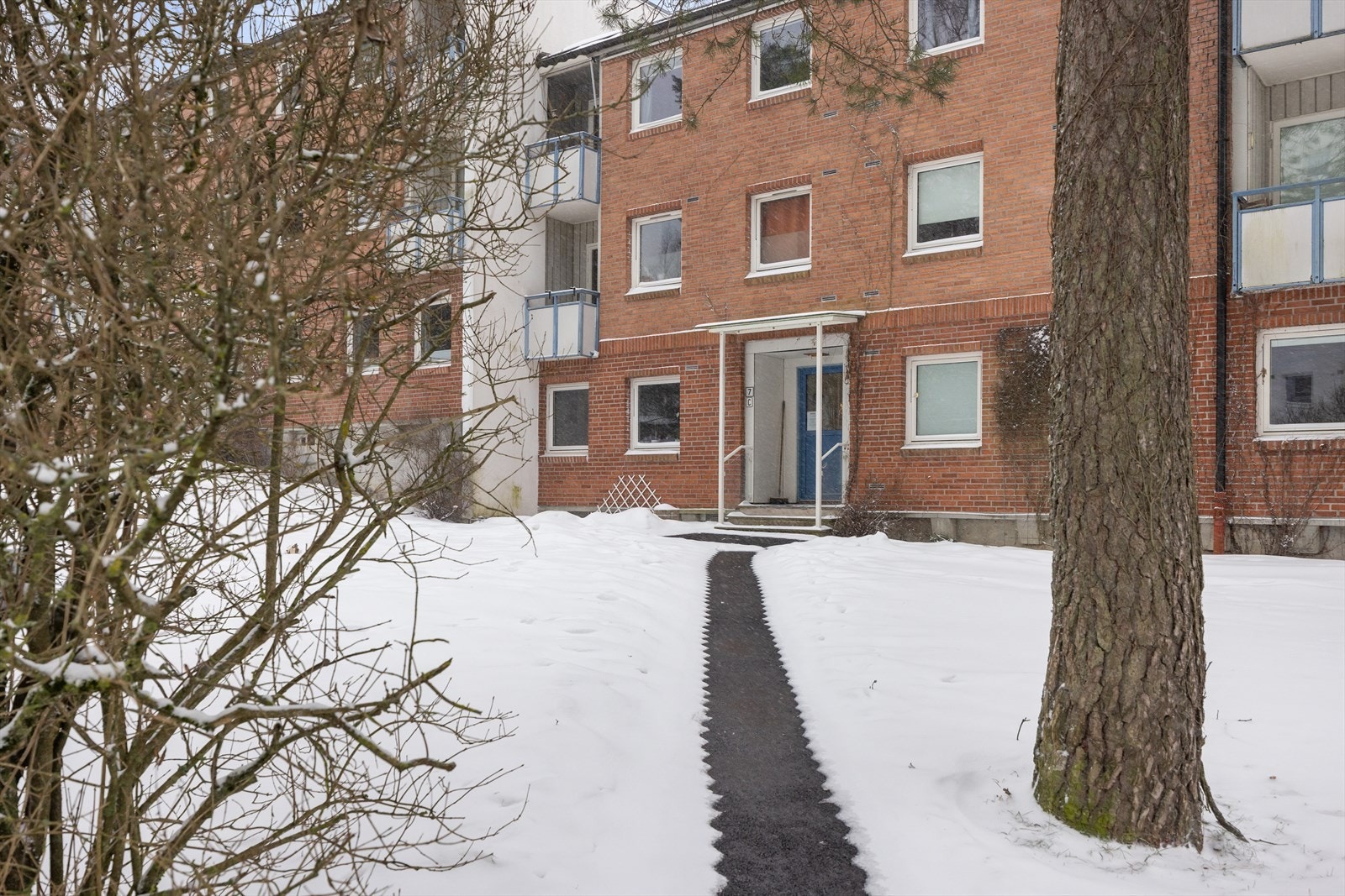 I juni 2024 ble det etablere varmekabler i inngangspartiene ved lavblokka. Kostnadene rundt dette vil bli finansiert med oppsparte midler Galleribilde