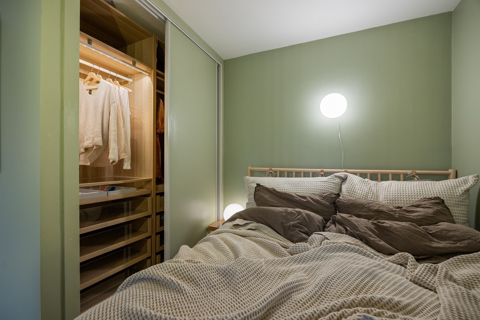 Det er også satt inn en praktisk skyvedørsgarderobe Galleribilde