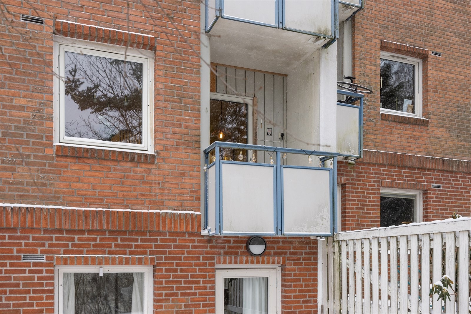 I gata utenfor boligen er det gratis gateparkering Galleribilde