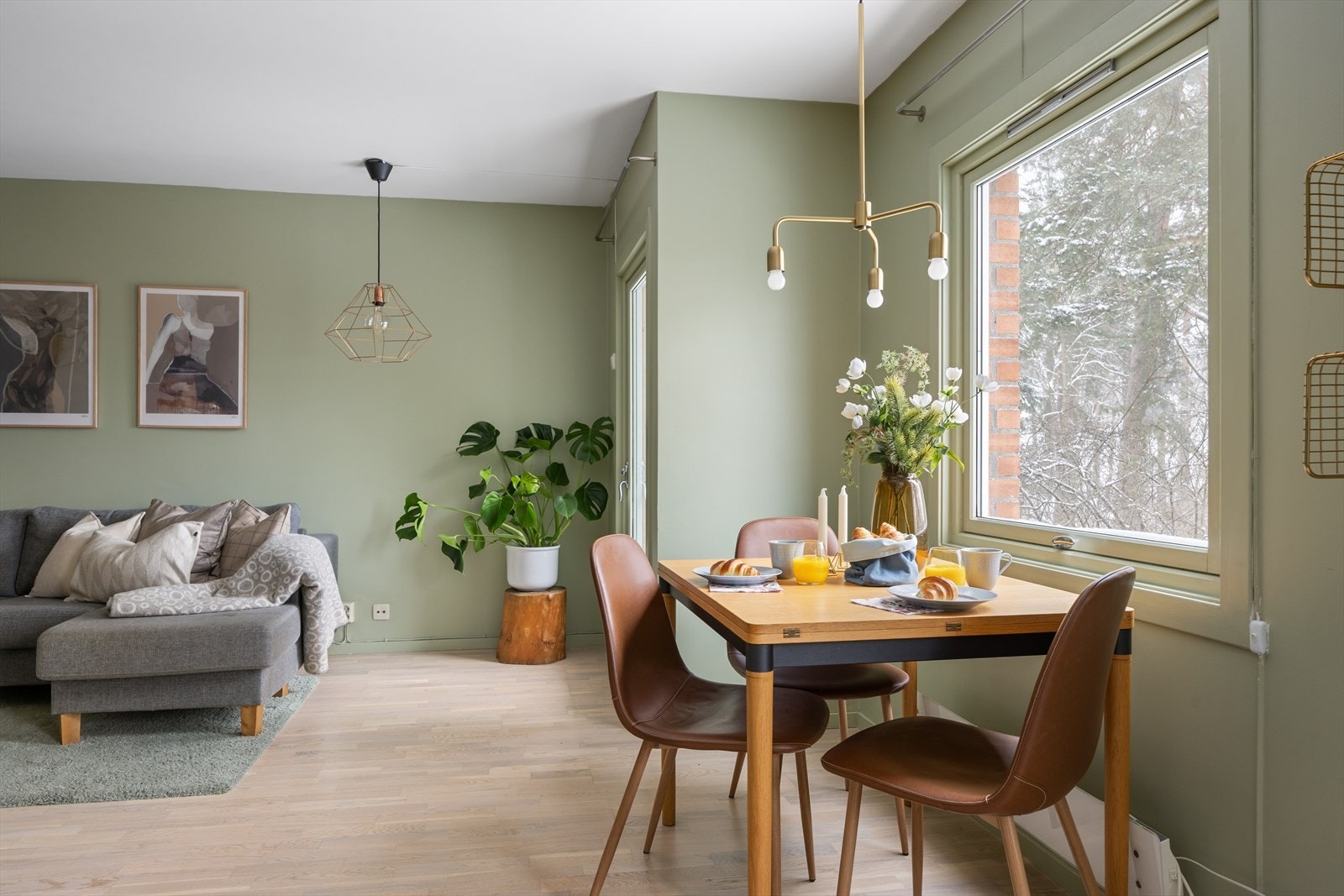 Det er god plass til en romslig spisestue i stuen Galleribilde