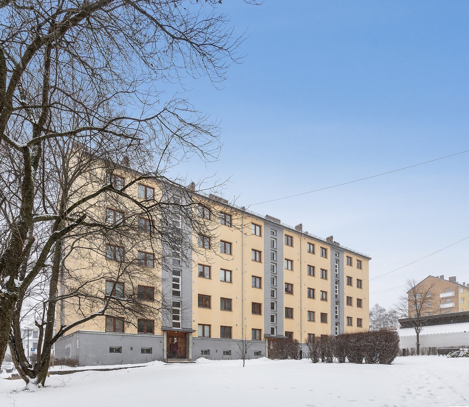 Meget attraktiv og sentral beliggenhet på Torshov. Leiligheten ligger i en svært hyggelig bygård og er en del av et veldrevet sameie med trivelige og velholdte og nylig oppgraderte utearealer Galleribilde