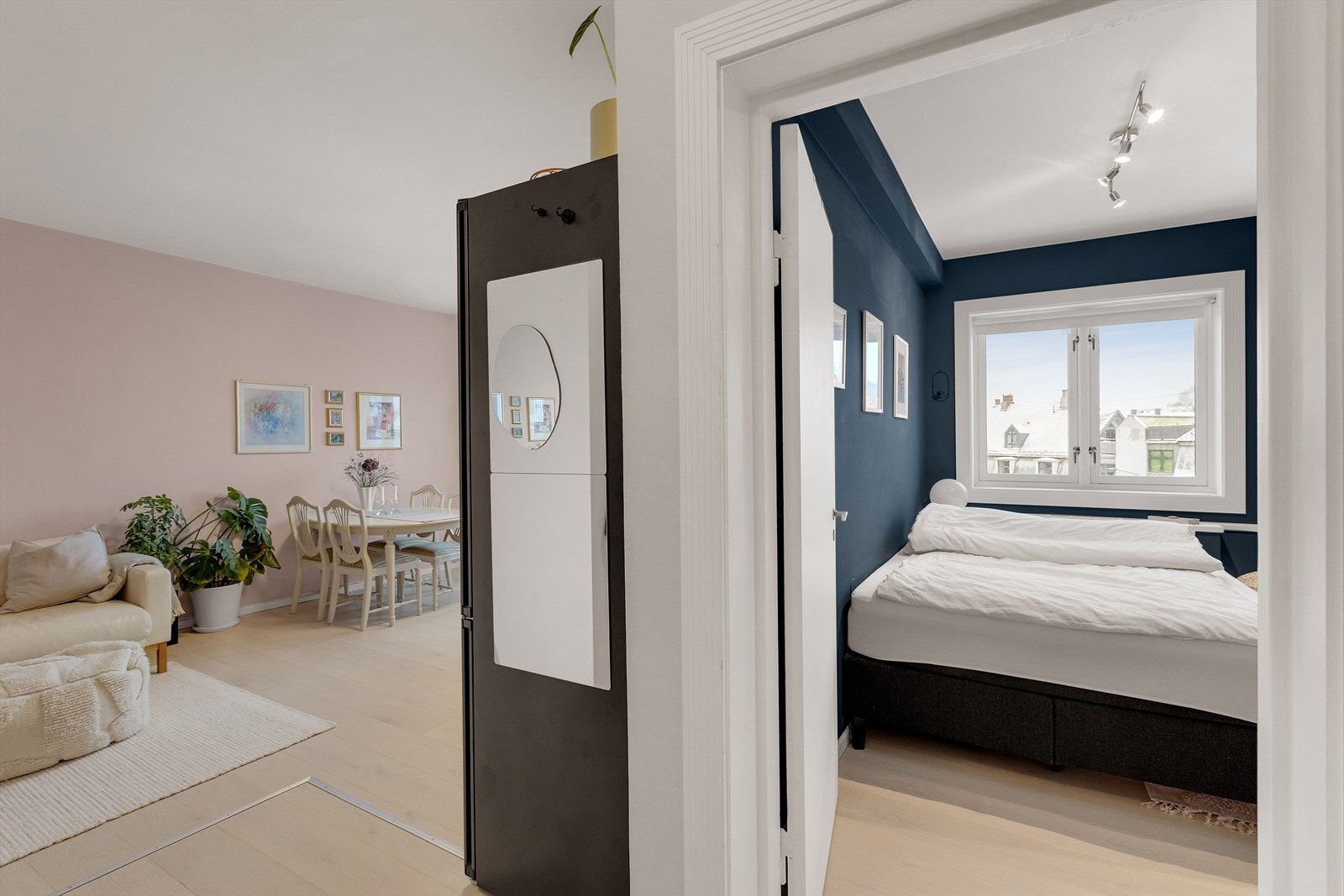 Videre fra entrèen er det adkomst til soverommet Galleribilde