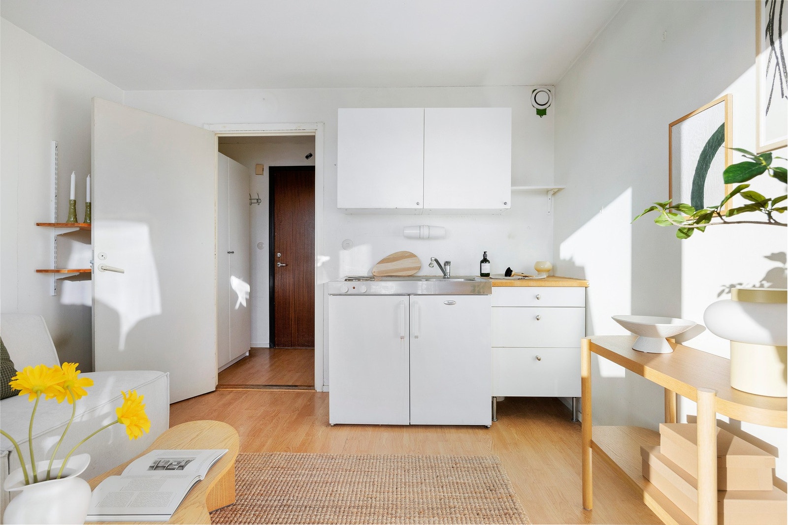 Lys og funksjonell kjøkkeninnredning med koketopp. Galleribilde