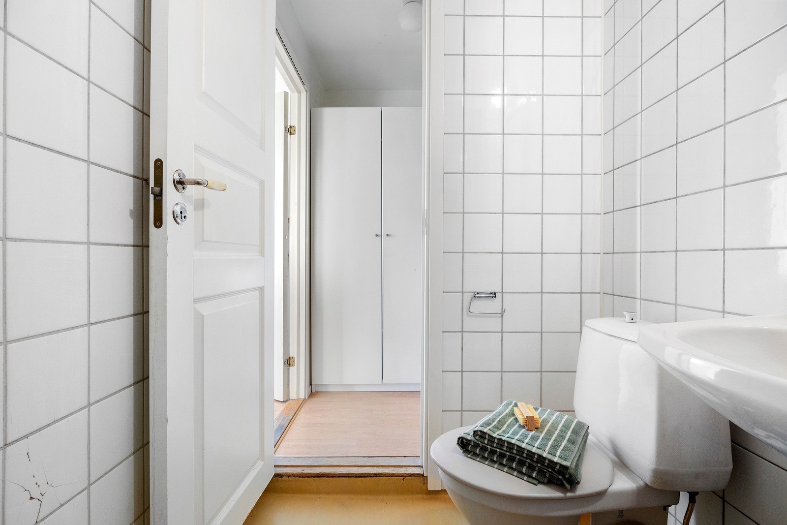 Bad med toalett, dusj og servant. Galleribilde