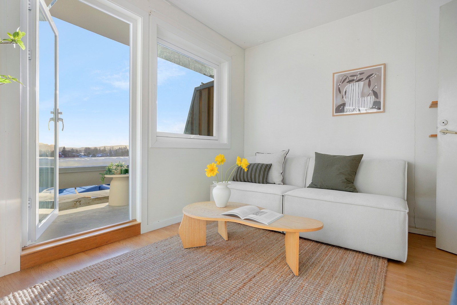 Fra balkongen inn mot stuen. Galleribilde