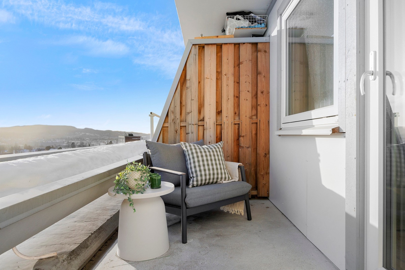 Rikelig med plass til utemøbler - et perfekt sted for late sommerdager! Galleribilde