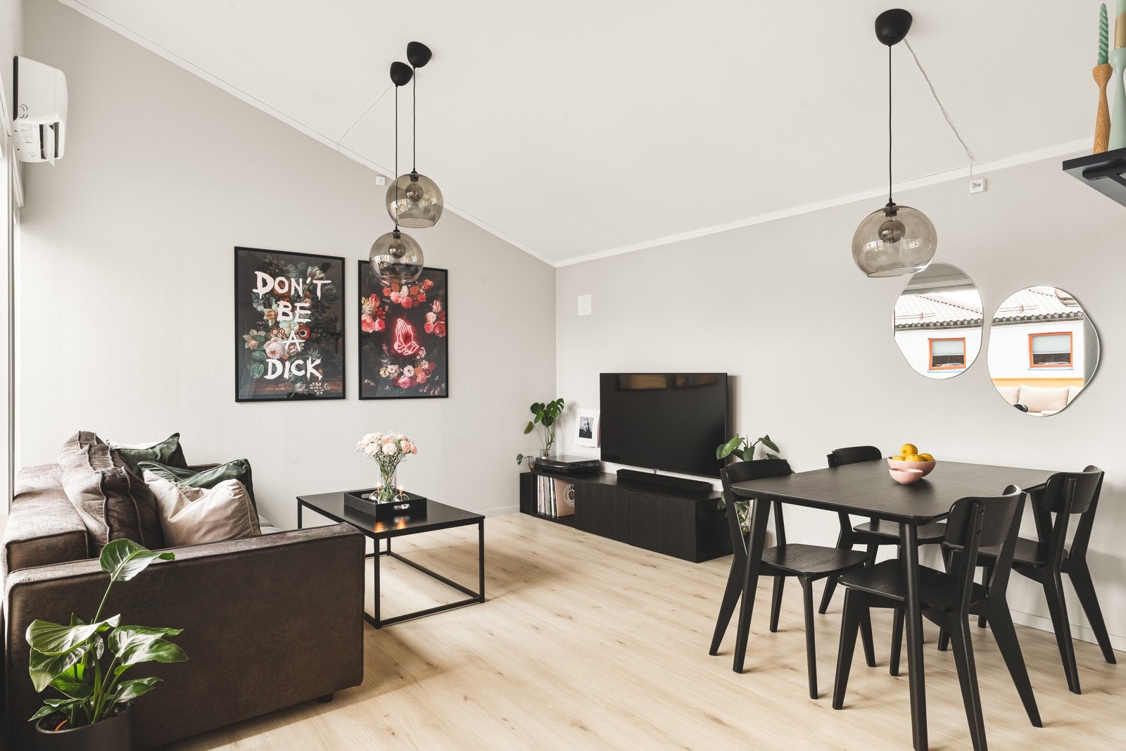 Videre kommer du til boligens hjerte, den åpne stue- og kjøkkenløsningen. Galleribilde