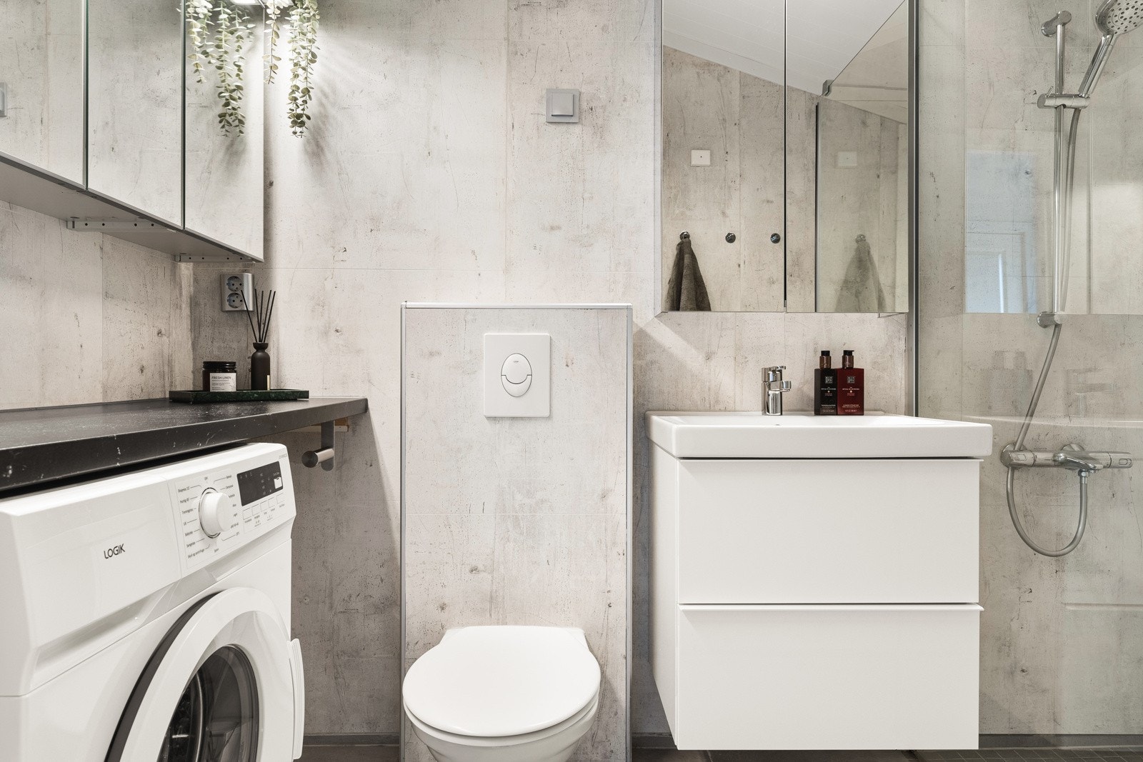 Badet er romslig og velutstyrt med sine 3,9 kvm, som gir god plass til oppbevaring i skuffer og skap. Galleribilde