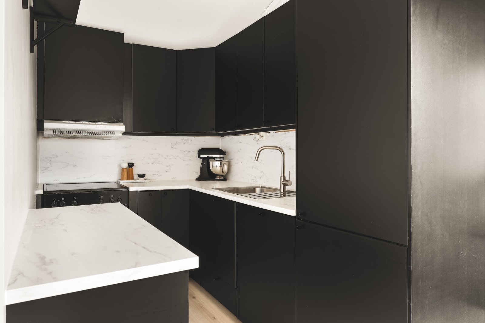 Det er også plass og opplegg for oppvaskmaskin og kjøleskap. Alle hvitevarer på kjøkkenet medfølger handelen. Galleribilde