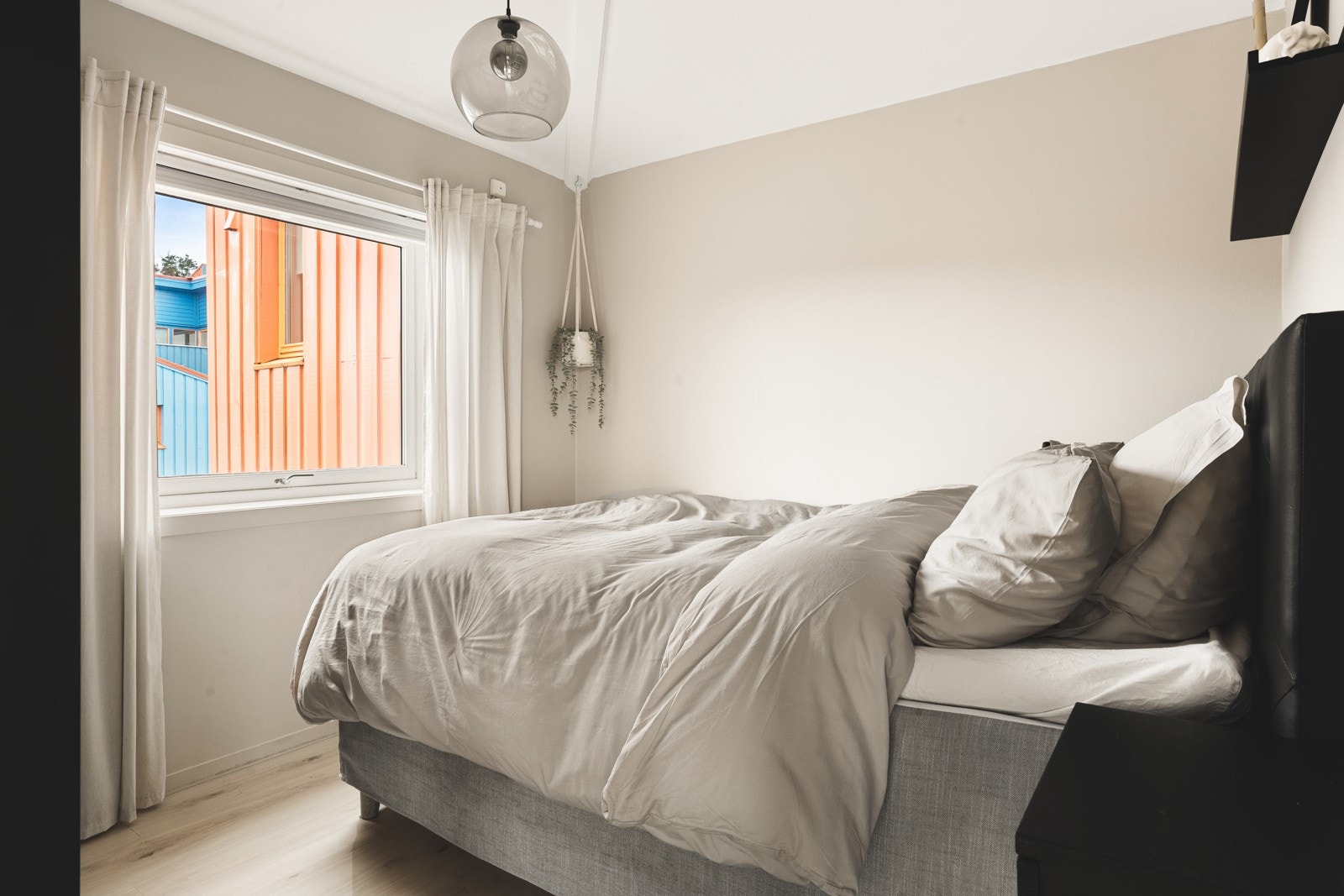 Soverommet har et areal på 7,5 kvm og gir god plass til både dobbeltseng og garderobeskap. Galleribilde