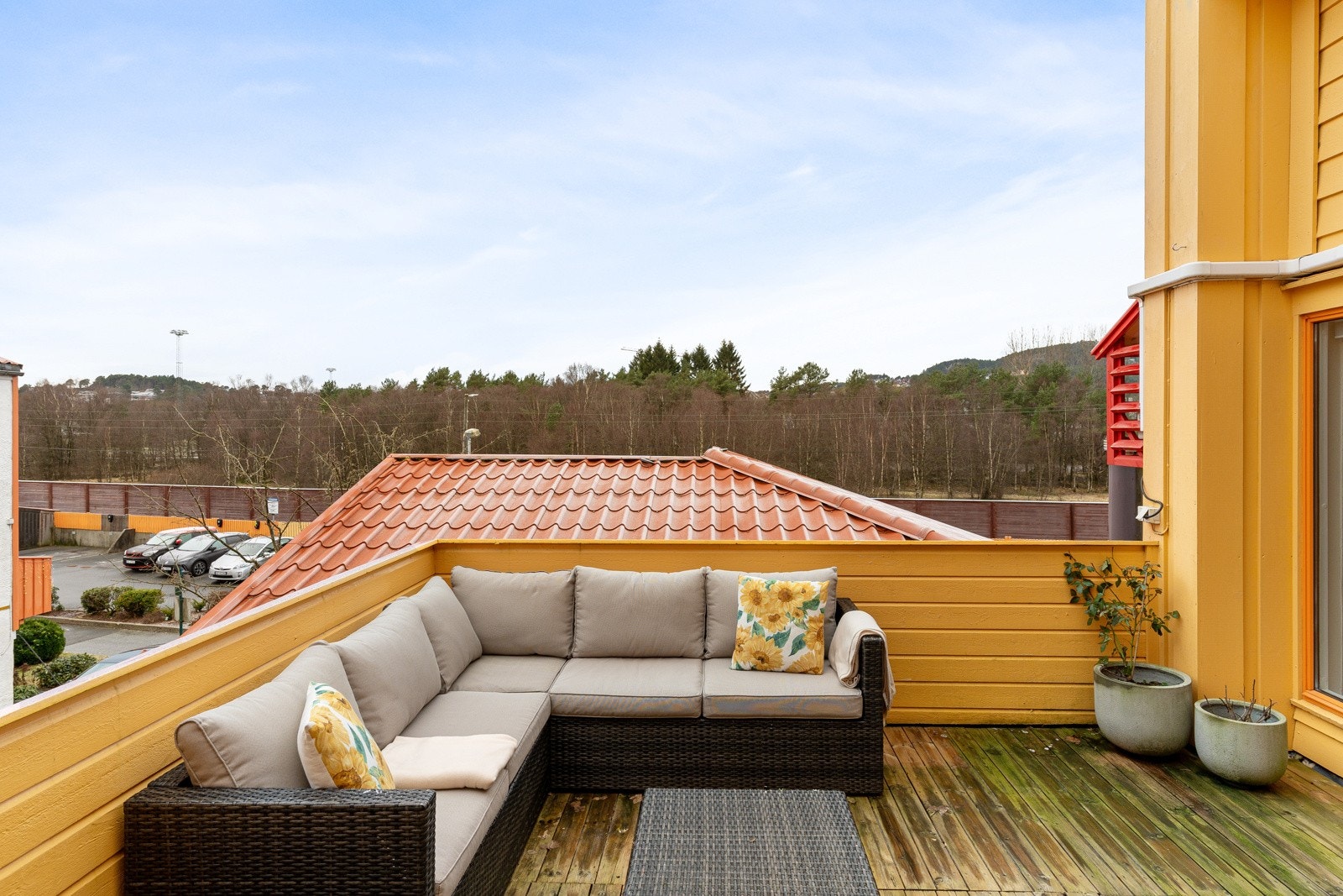 Dette er en flott, usjenert leilighet med gode solforhold og en stor, flott balkong på hele 17 kvm. Galleribilde