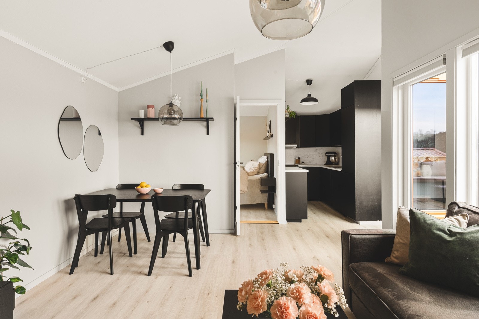 Rommet har et areal på 24,5 kvm og gir rikelig med plass til både sofa og spisegruppe. Galleribilde