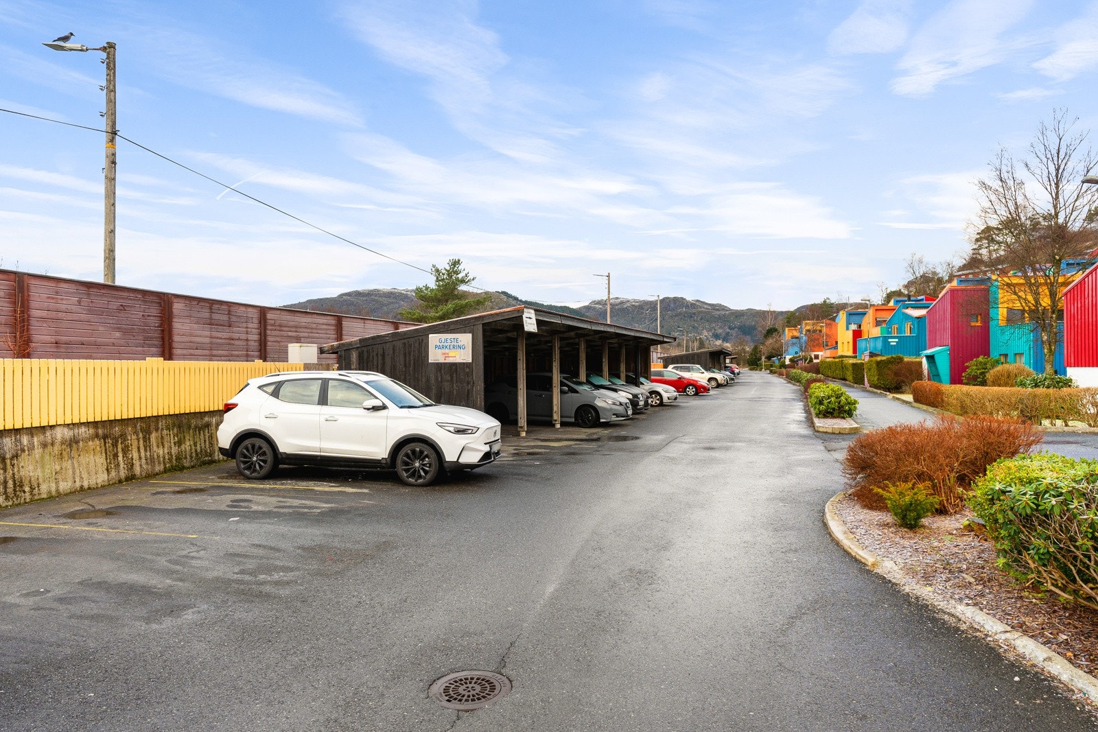 Mulighet for parkering i borettslaget. Galleribilde