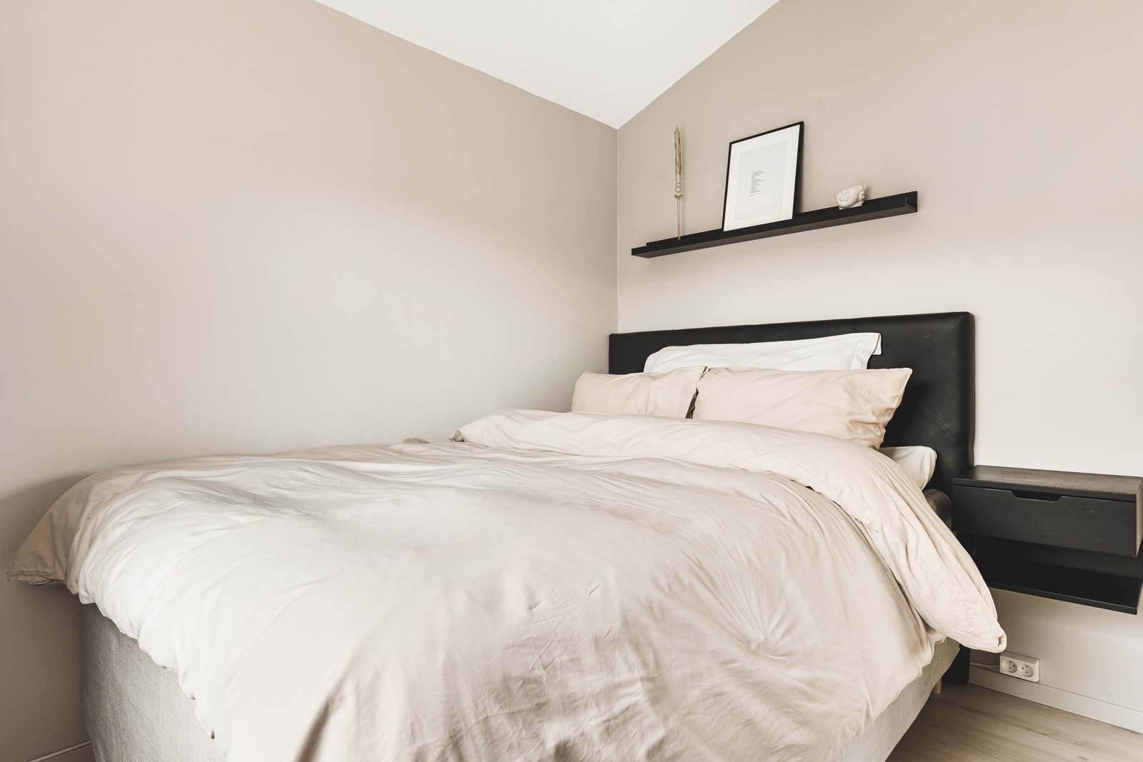 Rommet har store vindusflater som bidrar til en luftig romfølelse, i tillegg til god takhøyde. Galleribilde