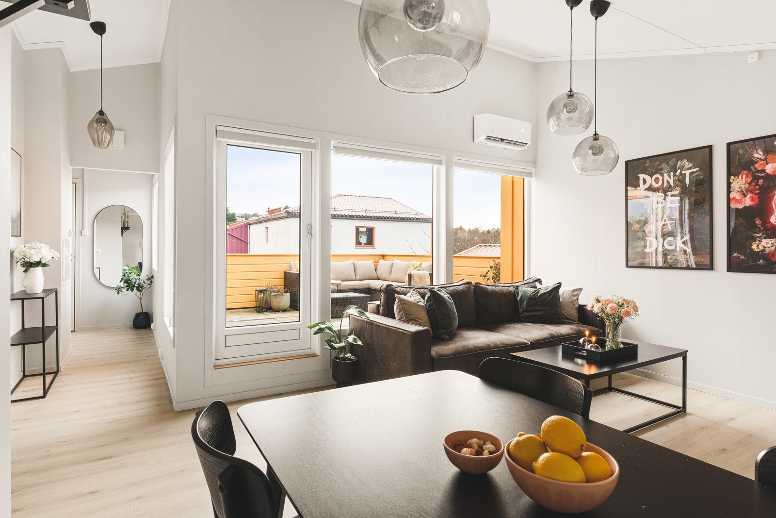 Fra stuen har du utgang til balkongen på 17 kvm, som gir god plass til utemøbler og mulighet for å nyte utendørs måltider. Galleribilde