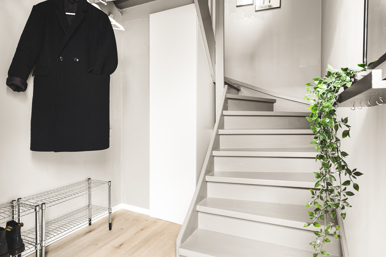 Når du kommer inn, møter du en lys og trivelig entré med god plass til å henge fra deg yttertøy og sko. Galleribilde