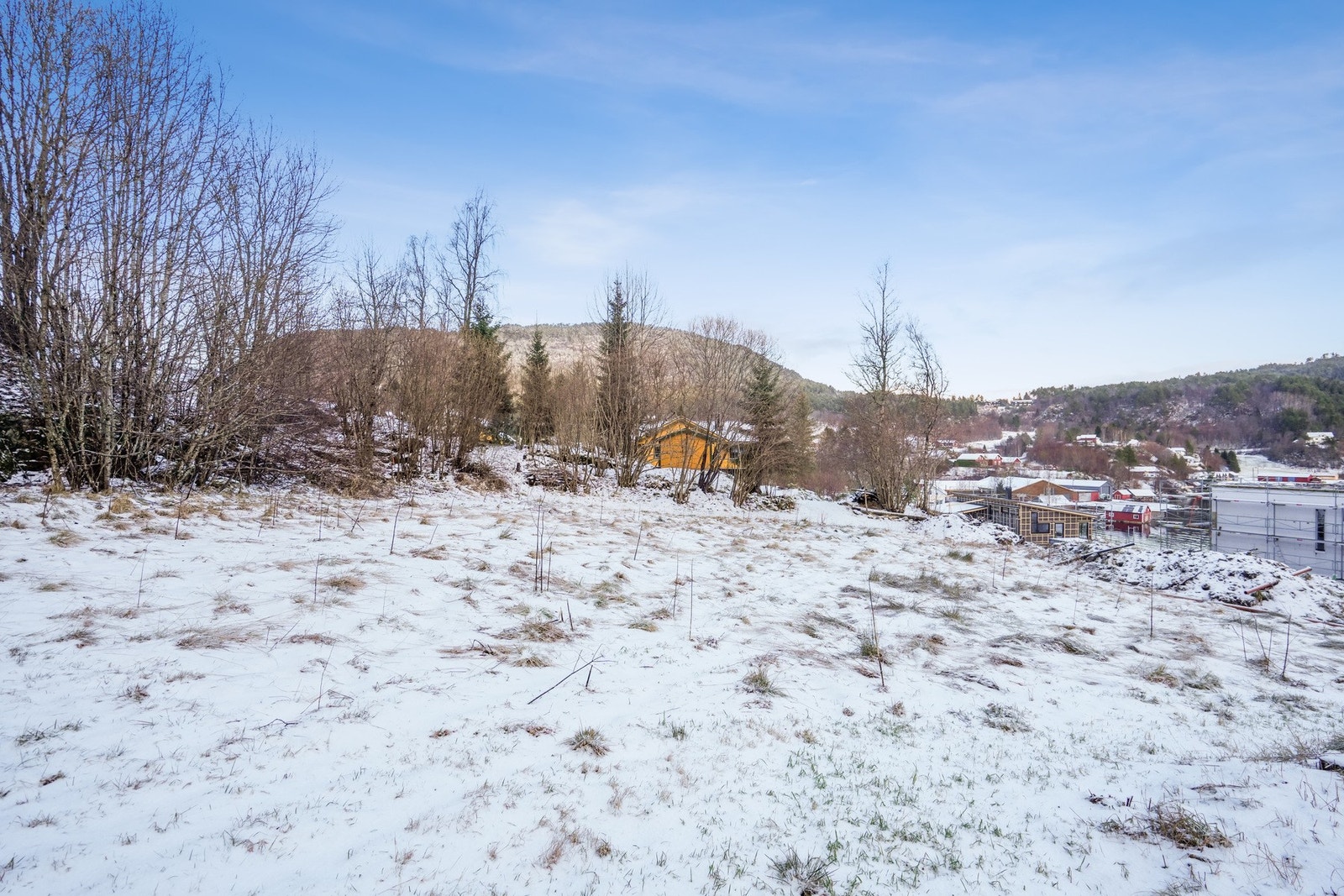 Boligtomten er så og si byggeklar, det er fremlagt tekniske anlegg og den har lett arrondering for å starte bygging. Galleribilde