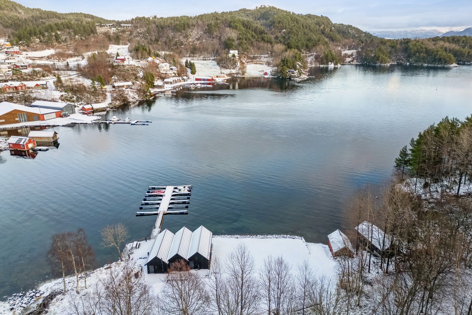 Like ved kan du også kjøpe nausttomt om ønskelig og leie båtplass i bryggeanlegget. Galleribilde