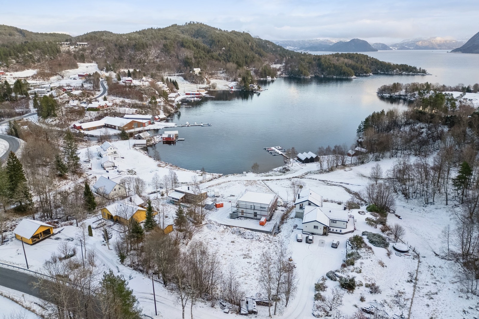 I naturskjønne omgivelser og i et bomiljø med unge familier er det ledig hustomt ved sjøen. Galleribilde
