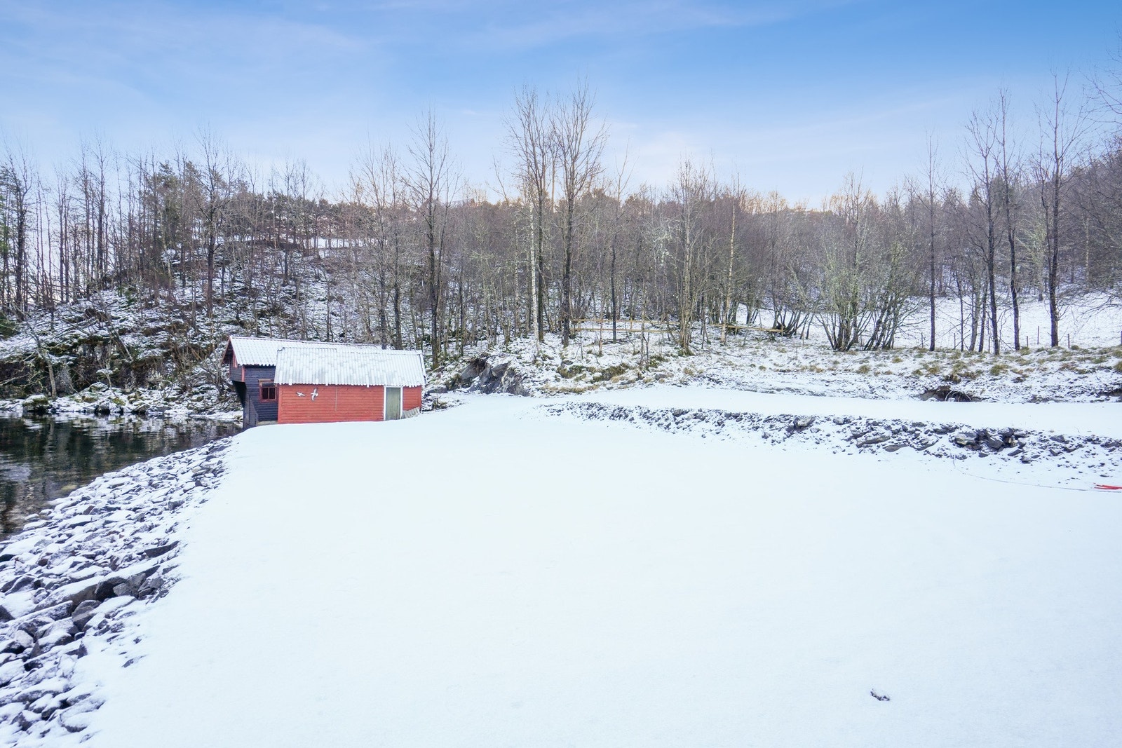 Naust kan bygges. Det er framlagt vann og strøm til tomtegrensen. Galleribilde