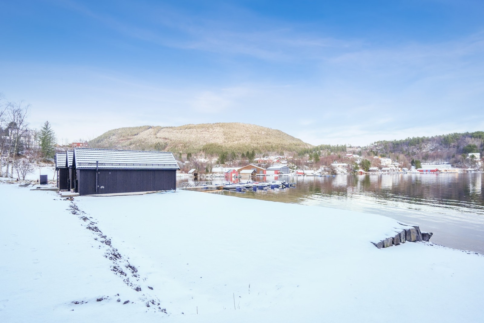 Det er lettvint tilkomst til naustene og bilen kan kjøres helt frem til parkeringen på området. Galleribilde