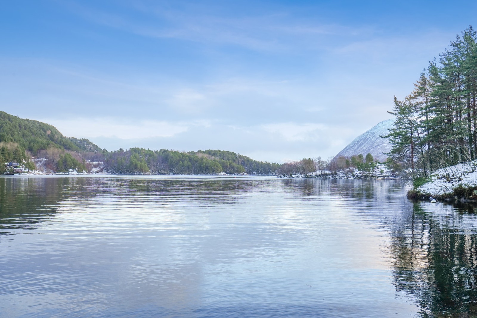 En vakker utsikt kan nytes, og kajakken får du på sjøen på få minutter for å nyte en blikkstille morgen. Galleribilde