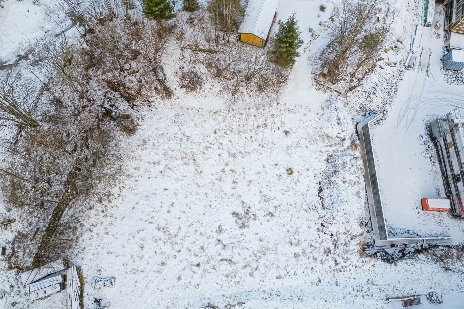 Tomten er på 996 kvm. og har god plass til bolighus og garasje. Galleribilde