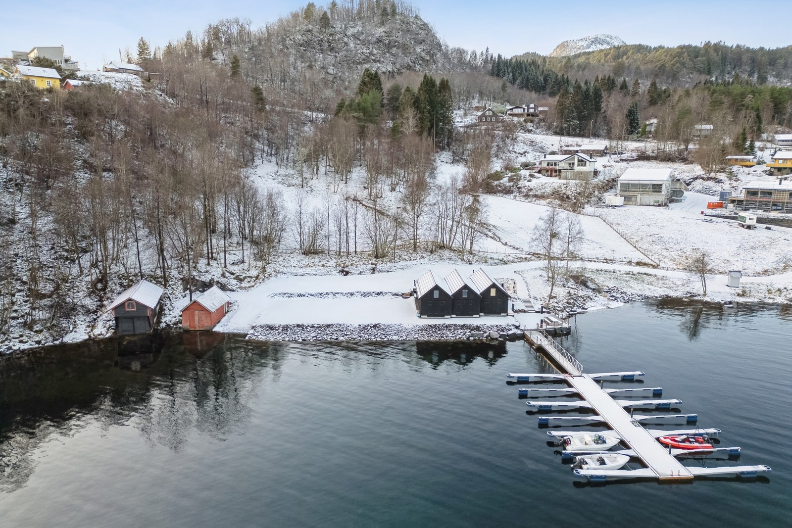 I denne nye rekken med naust kan seksjon nr 4 kjøpes. Her er grunnarbeid ferdig og bygging kan igangsettes (klar til ringmurstøyp). Galleribilde