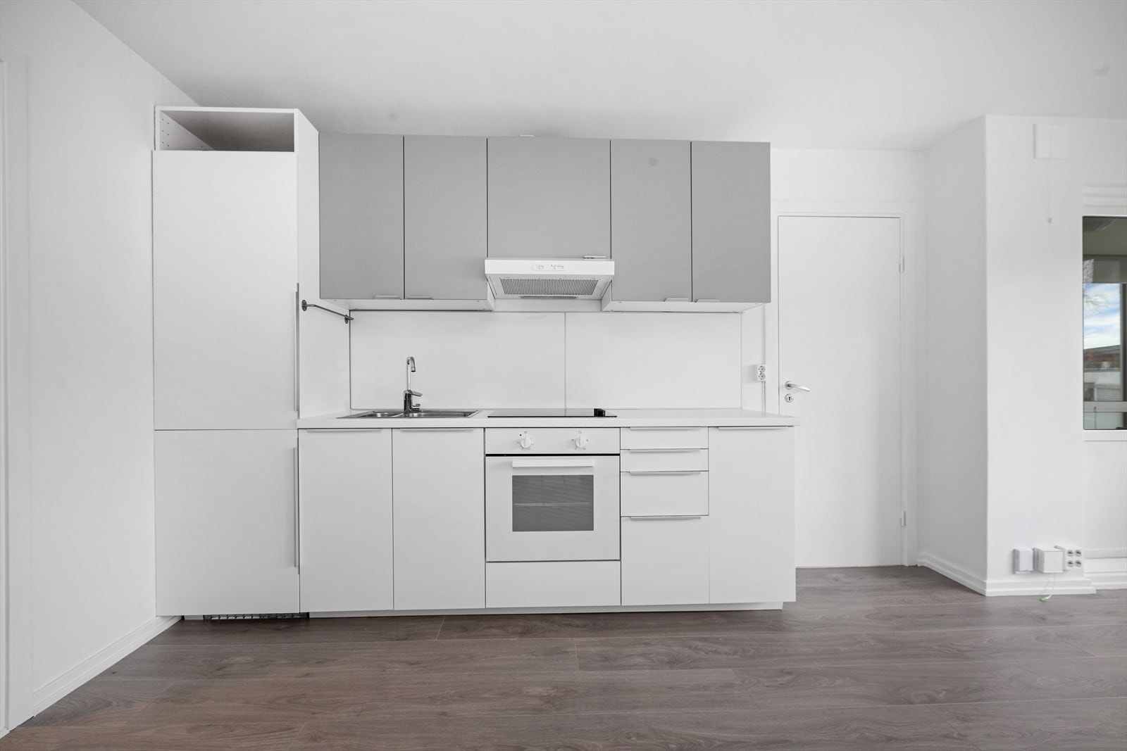 Åpen kjøkkenløsning med kjøkkeninnredning fra 2015 med medfølgende hvitevarer (kjøle/fryseskap og komfyr/platetopp). Nye overskap og ny kjøkkenventilator (kullfilter) 2024 Galleribilde