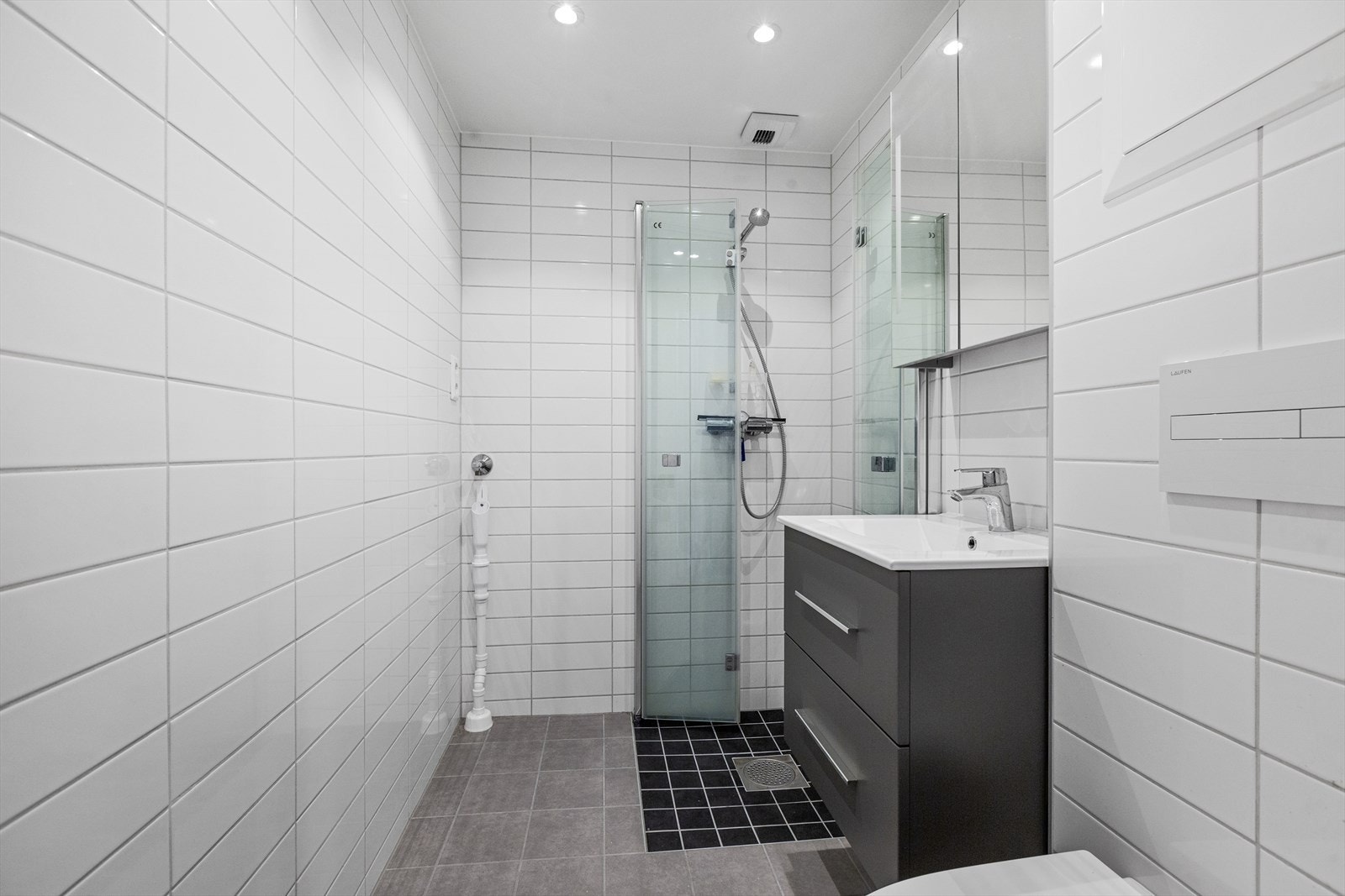 Flott bad/wc/vaskerom som var ferdigstillet i oktober 2020 med fliser på både gulv og vegger. Dusjhjørne. Veggmontert wc. LED spotter i tak. Elektriske varmekabler i gulv Galleribilde